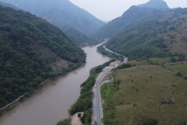 Como "un canal de Panamá por tierra" define Gustavo Adolfo Bernal Jaramillo, gerente de la concesión Pacífico Dos, al proyecto vial que quiere conectar al puerto de Buenaventura (Valle) con el de Urabá (Antioquia), que se inauguraría en el 2025. La concesiones Dos y Tres ya tienen avances del 100%, mientras que la Uno presenta retrasos. Gremios de Caldas ansían la apertura del embarcadero antioqueño.