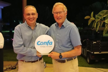 Delegados del programa de cooperación técnica PUM se reunieron en el centro recreacional La Rochela. A la izquierda, el director saliente del programa, Jaap Duijvestein. A la derecha, el director entrante, Lex Knol.