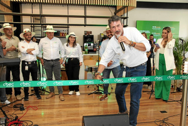 Santiago Villegas Yepes dejó de ser el gerente de la Chec este martes. En la foto, Villegas estaba inaugurando el punto Vive Chec en diciembre del año pasado.