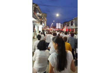 Habitantes de Risaralda, municipio natal del sacerdote caldense Darío Valencia Uribe, realizaron una velatón por el padre, desaparecido desde hace 20 días en Pereira.