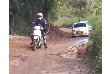 La vía entre Aranzazu y Salamina, en el norte de Caldas, es una de las que tienen paso restringido en el departamento. Allí construyen obras de protección.