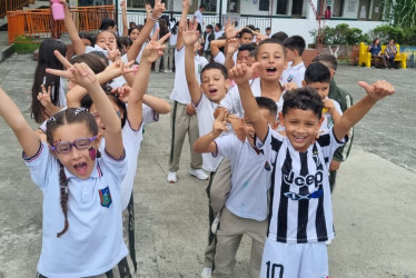 La Institución Educativa Jaime Duque Grisales, de Villamaría, celebró los días de la Madre Tierra, el Idioma y el Niño. En las actividades participaron docentes y estudiantes.   --R1  Recitaron y escribieron poesía  --P1  Fotos | Prensa Escuela | LA PATRIA  La celebración del Día Internacional de La Madre Tierra incluyó reflexiones de videos acordes con esta fecha ambiental. Cada estudiante realizó la silueta de un pie y escribió un mensaje alusivo a la Tierra. Se elaboró una cartelera, en la que proyectaro