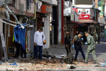 Integrantes de fuerzas de seguridad recorren el lugar donde explotó un artefacto este lunes en Jamundí (Valle del Cauca).