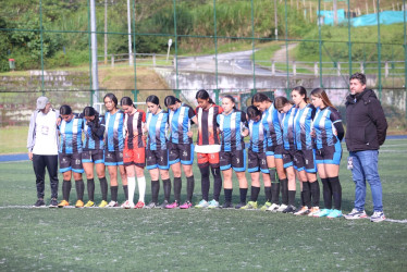 Las notas del minuto de silencio para recordar a la futbolista María Jimena Grajales Ríos conmovieron a los asistentes.