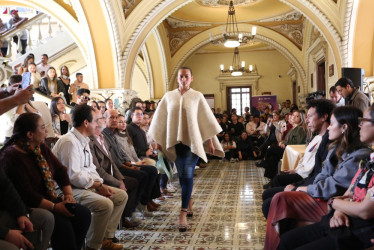 Esta es una ruana que se mostró en el desfile de los 10 años de Artesanías de Caldas.