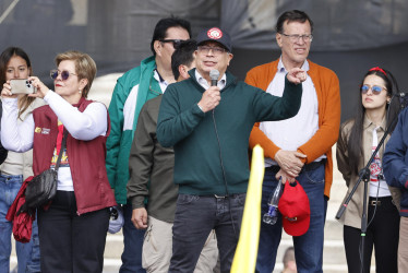  El presidente de Colombia, Gustavo Petro (c), habla al final de una marcha con motivo Día Internacional de los Trabajadores este miércoles, en la plaza de Bolívar en Bogotá (Colombia). 