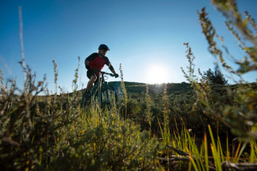 Salir a montar en bicicleta, pedalear, hacer ejercicio, pero también disfrutar del paisaje, uno de los placeres que da el ciclismo.