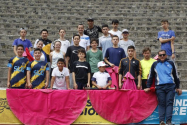 Estos son los integrantes de la Tauroescuela Cormanizales con su director, Emerson Pineda.