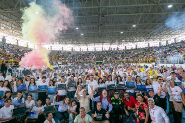 Foto I Tomada de Mintic I LA PATRIA  El sábado pasado el Ministerio de las Tic entregó computadores en Victoria y en La Dorada, municipio del oriente de Caldas. Estudiantes de la joranda de la tarde del colegio Nuestra Señora del Carmen, del puerto caldense, esperaban que fueran incluidos en la distribución.