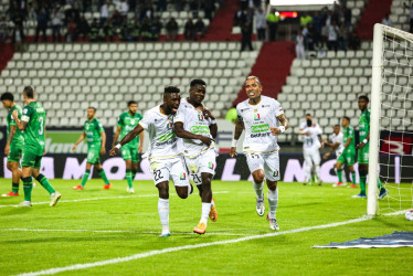 John Deivy Araujo (c) celebra su gol ante Equidad con sus compañeros Juan David Cuesta y Dayro Moreno.