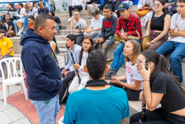 El rector del Cinoc, Juan Carlos Loaiza, en reunión con estudiantes. Hace cerca de 40 años edificaron la primera sede, donde construyeron el actual Campus Universitario. 