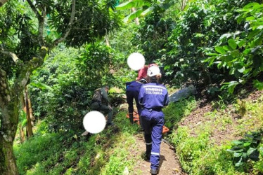 Rescate del cuerpo de un hombre en San José Caldas después de desplomarse y perder la vida.