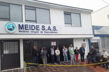 Los docentes, pensionados del magisterio y sus beneficiarios deben reclamar los medicamentos en el edificio Paola. Reclaman por las demoras en las entregas y por la falta de comodidad en el sitio ante las largas esperas. 