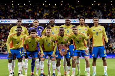 En su más reciente amistoso, la Selección Colombia venció 3-2 a Rumania en Madrid. En la foto, la nómina titular de ese día con James Rodríguez como capitán.