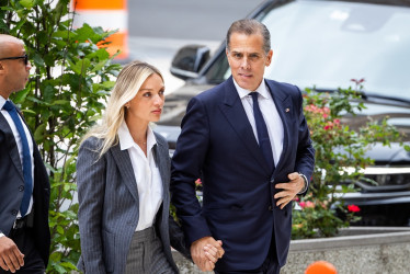 Hunter Biden y su esposa Melissa Cohen ayer en el juicio.