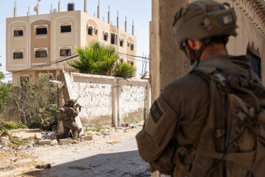 Foto | EFE | LA PATRIA  Dos soldados israelíes ayer durante una operación en Rafah.