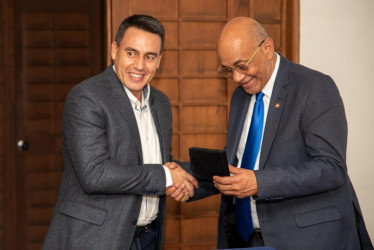 El embajador de República Dominicana, Félix Aracena Vargas, recibió las Llaves de la Ciudad de manos del alcalde de Manizales, Jorge Eduardo Rojas.