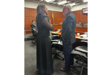 La ministra de Educación, Aurora Vergara, y el senador Guido Echeverri, antes del debate de ayer sobre el nombramiento del rector en la Universidad Nacional.