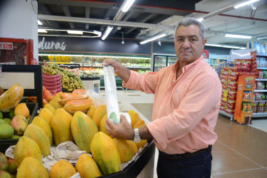 Julián Serna López, dueño del supermercado El Ahorro, afirma que están utilizando bolsas biodegradables que son hechas a base de caña. Ese es uno de los negocios que ya se preparan para la prohibición de los plásticos de un solo uso, que entrará en vigencia el 7 de julio.