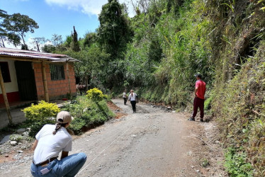 El sector de Agrovillas en la vereda La Soledad es uno de los puntos críticos donde la alcaldía y el Comité de Cafeteros han identificado la necesidad de construir placas huella. Bajo la asesoría de personal calificado, las juntas de acción comunal se encargarán de ejecutar las obras.