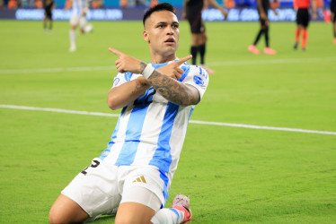 Lautaro Martínez de Argentina celebra tras anotar contra Perú durante un partido del grupo A de la Conmebol Copa América 2024 en Miami, Florida (EE.UU.).