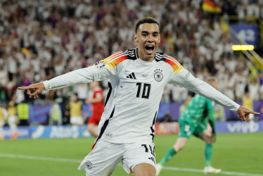 Jamal Musiala de Alemania celebra al marcar el 2-0 durante el partido de fútbol de octavos de final de la Eurocopa 2024 entre Alemania y Dinamarca, en Dortmund (Alemania).