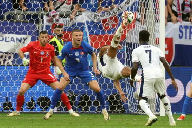 Jude Bellingham de Inglaterra (2d) anota de chilena el 1-1 durante el partido de fútbol de octavos de final de la Eurocopa 2024 entre Inglaterra y Eslovaquia, en Gelsenkirchen (Alemania).