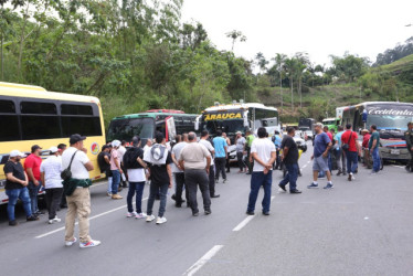Desde el 30 de mayo, la Alcaldía de Dosquebradas les prohibió a los buses que cubren la ruta Santa Rosa - Dosquebradas - Pereira el tránsito por la avenida Simón Bolívar, forzándolos a recorrer la avenida del Ferrocarril.