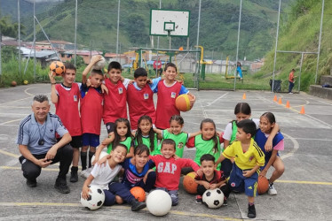En la escuela de formación de Marulanda, con el apoyo de la Administración, se han desarrollado en esta temporada de vacaciones actividades deportivas y recreativas para niños y jóvenes.