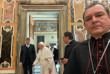 Monseñor Israel Bravo Cortés, obispo de Tibú, durante un encuentro de la Conferencia Episcopal de Colombia con el papa Francisco en el Vaticano en el 2023.