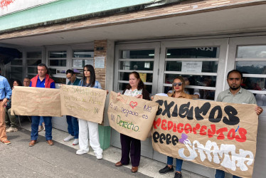 Docentes de Caldas comienzan hoy un paro nacional para exigir que el Gobierno retire el proyecto de Ley Estatutaria. También lo harán por la salud. Ayer, algunos acompañaron en un plantón a la profesora Lina Patricia Vanegas, del colegio Fe y Alegría La paz, quien reclama medicamentos para su hija, Samantha.