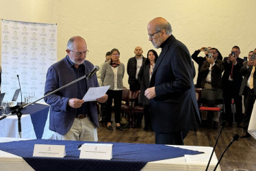 Alejandro Álvarez (izquierda), viceministro de Educación Superior, posesionó a Leopoldo Múnera como rector de la Universidad Nacional de Colombia.