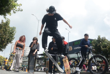 El skateboarding es una de las disciplinas que se ven en el recorrido de la recrevía por la avenida Santander de Manizales. En la foto, el grupo Los Cuervos, integrado por Kidult, Sam, Santy, Póker y Ryder. Este último hace una figura de este deporte, conocido por hacer uso de la patineta o monopatín.