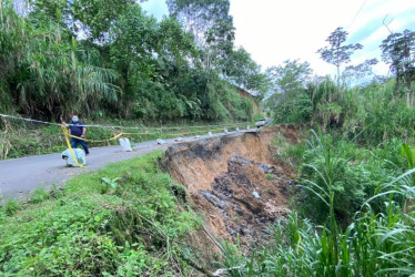 Se presentan problemas de erosión y desprendimiento de la ladera en el sector de La Francia, en la vía entre Chinchiná y la vereda El Trébol.