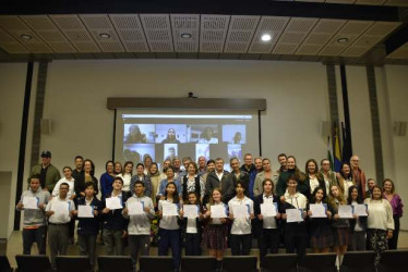 La UAM indica: “Los 21 mejores estudiantes de calendario B a nivel nacional, acompañados por sus padres y algunos representantes de sus colegios. 