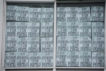 “Con autonomía y sin permiso”. Ese es un lema de los tomistas en la Universidad Nacional sede Manizales, cuyo bloque C sigue bloqueado e incluye carteles pegados en ventanas y paredes como este.