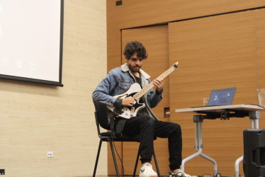 Santiago Sandoval, guitarrista colombiano especialista en jazz