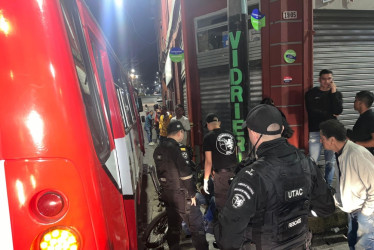 En esta esquina del Centro de Manizales se presentó el choque entre la buseta de servicio público y el motociclista. Este último resultó herido. 