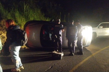 Un carro Volkswagen modelo 2017 se volcó este lunes en el sector de Los Naranjos, en la vía Neira - Manizales. 