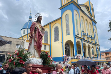 Imagen del Sagrado Corazón de Jesús durante su consagración en Aranzazu (Caldas).