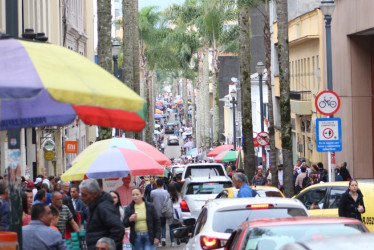 En la foto, la carrera 23 de Manizales, uno de los focos del trabajo informal de la ciudad. Según el DANE, la capital caldense tuvo el mayor desempleo del Eje Cafetero entre marzo y mayo del 2024.