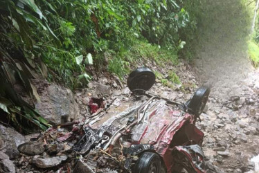 El vehículo que cayó al abismo tras un derrumbe.