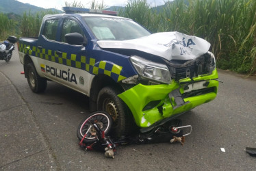 Este es el choque entre la camioneta de la Policía y una bicicleta en Neira (Caldas).