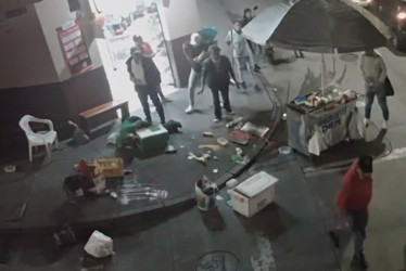 Así quedó el puesto de comidas rápidas, con el hombre que consumía alimentos lesionado en el suelo, segundos después del choque en el barrio Linares. 