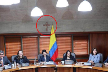 Corte Constitucional. En la parte alta se ve el Cristo que fue retirado.