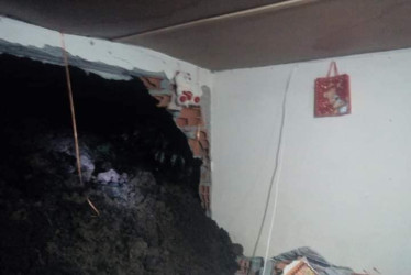  El alud de tierra arrasó con la pared de una vivienda en Guática (Risaralda).