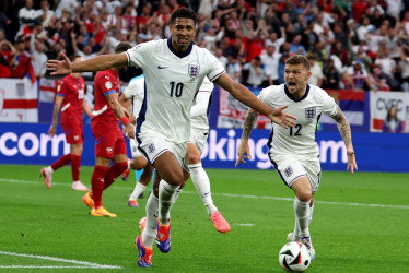 Jude Bellingham de Inglaterra (c) celebra el 1-0 con Kieran Trippier durante el partido del grupo C de la Eurocopa 2024 entre Serbia e Inglaterra en Gelsenkirchen, Alemania.