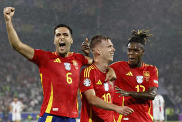 Dani Olmo de España (c) celebra con sus compañeros Mikel Merino (i) y Nico Williams (d) después de marcar el 4-1 durante el partido de fútbol de octavos de final de la Eurocopa 2024 entre España y Georgia, en Colonia (Alemania).