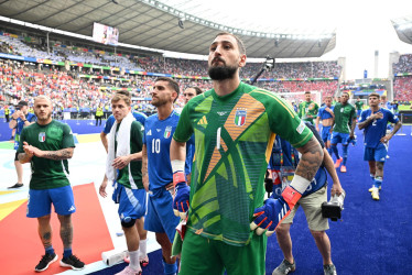 El abatido portero italiano Gianluigi Donnarumma (1) y sus compañeros miran a los aficionados después de perder el partido de fútbol de octavos de final de la Eurocopa 2024 entre Suiza e Italia, en Berlín (Alemania).