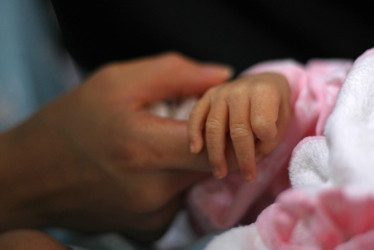 Ilustración de hombre sosteniendo la mano de un bebé.